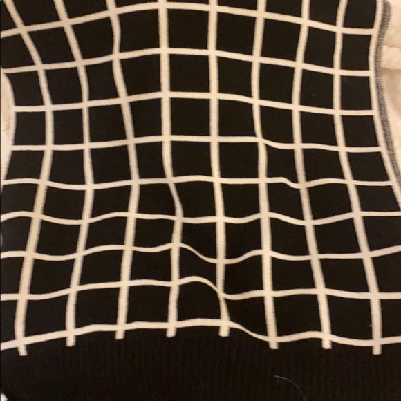 Blk and white scarf - Picture 2 of 2